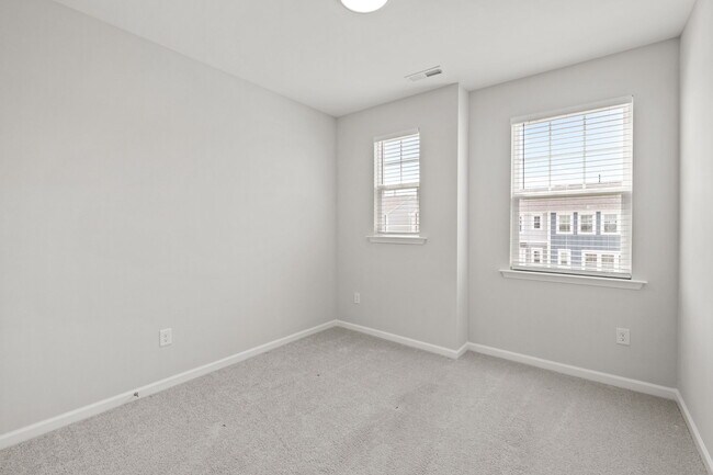 Building Photo - 1039 Commack Dr