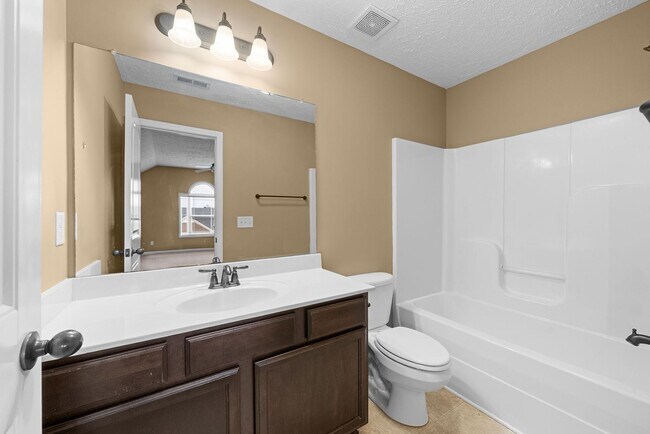 Building Photo - Three Bedroom with Bonus!