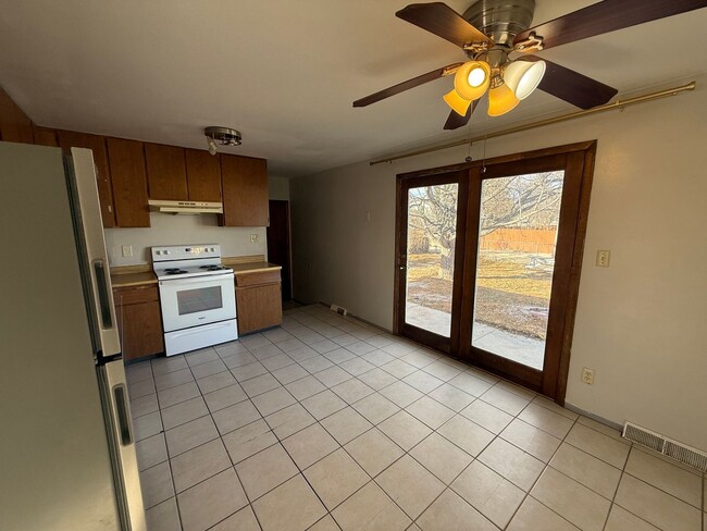 Building Photo - Two bedroom, One and half bathroom house! Pet friendly!