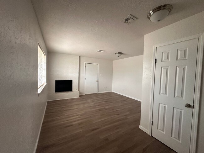 Building Photo - 6623 NW Denver Ave