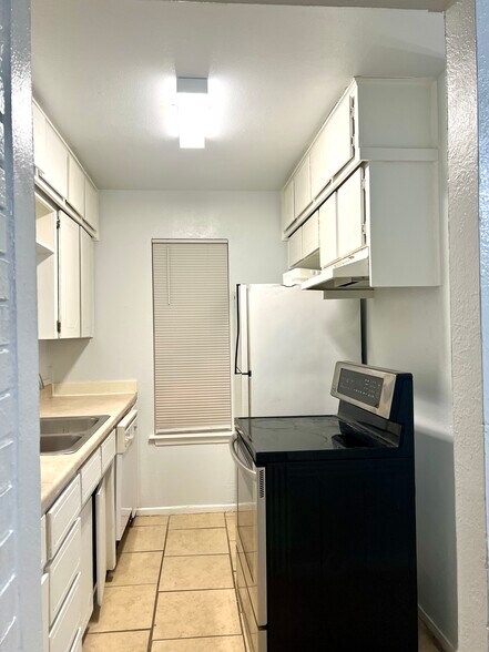 Building Photo - 2112 Tanglewood St