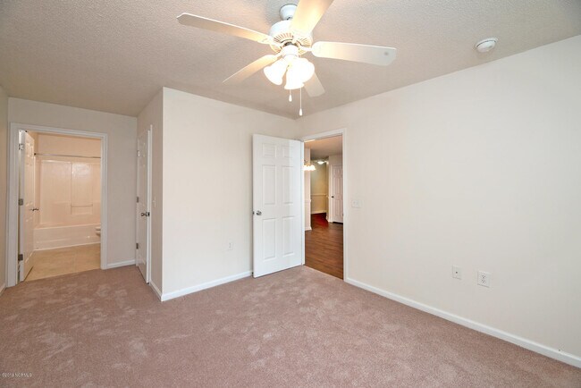 Building Photo - 2833 Holly Glen Dr
