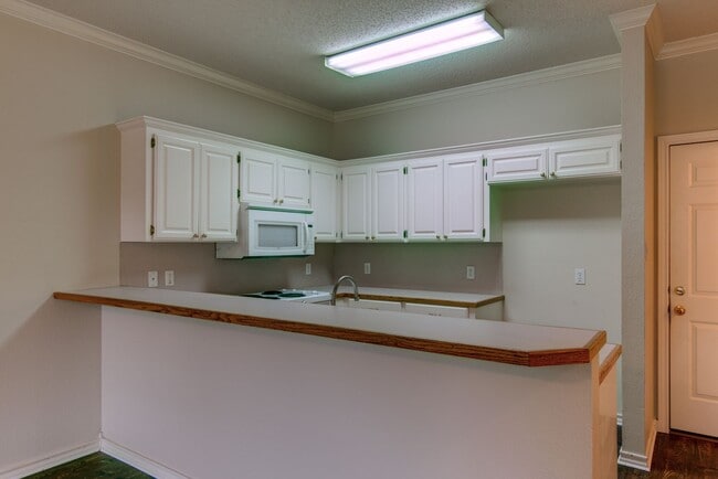 Building Photo - Townhome on Skyline Boulevard For Rent!