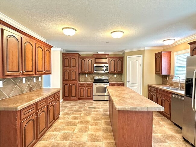 Building Photo - 831 Country Club Rd