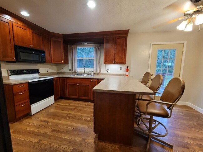 Building Photo - Coralville 4 bedroom 2.5 bath, 2 stall attached garage, fenced yard!