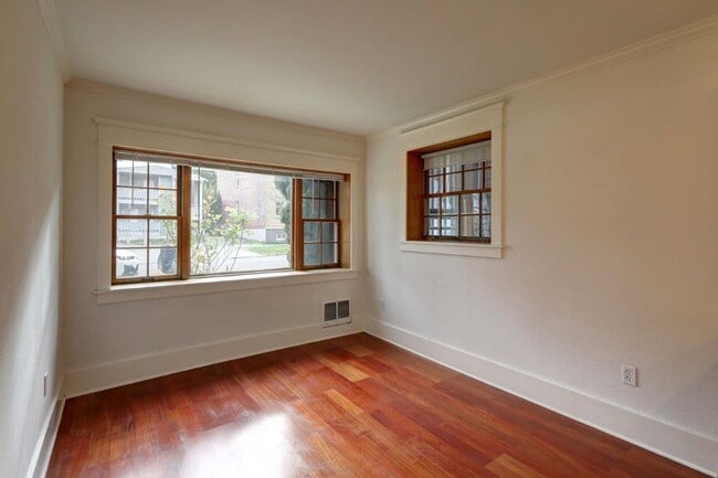 Building Photo - 215 17th Ave E