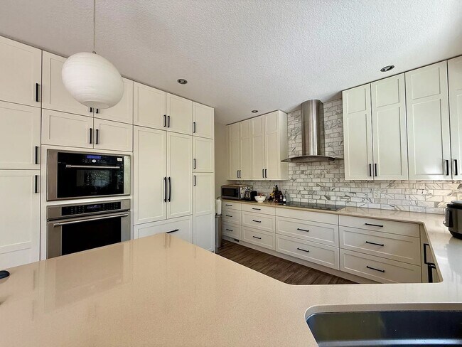 Building Photo - Furnished or Unfurnished: Updated 4 Bed 3....