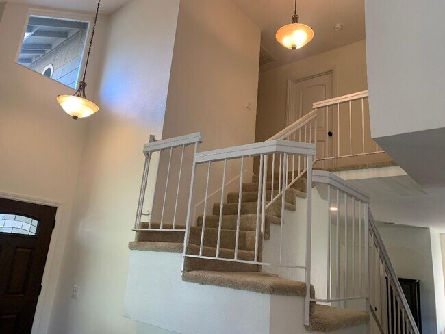 Building Photo - Wonderful East Ventura 4 Bedroom 2.5 Bath Home