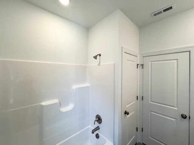Building Photo - Spacious 5BD, 3BA Knightdale Home with Mod...