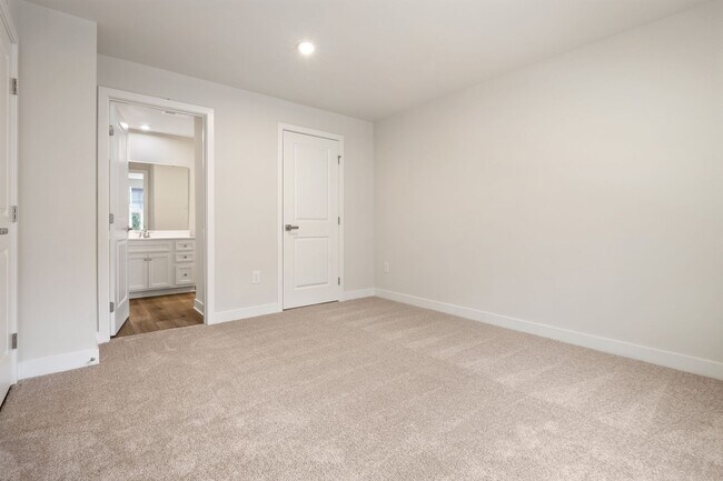 Building Photo - Available NOW! 4 Bed, 4 Bath in 751-South Neighborhood!