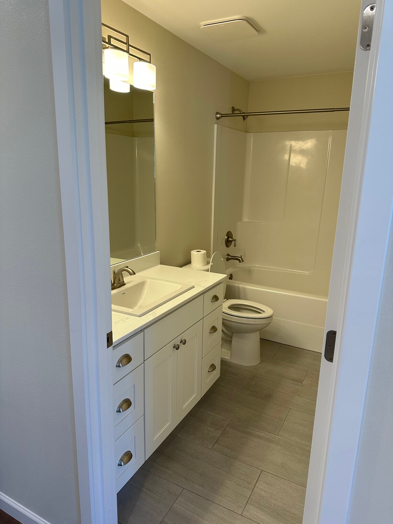 Bath - 6704 Summerset Dr SE
