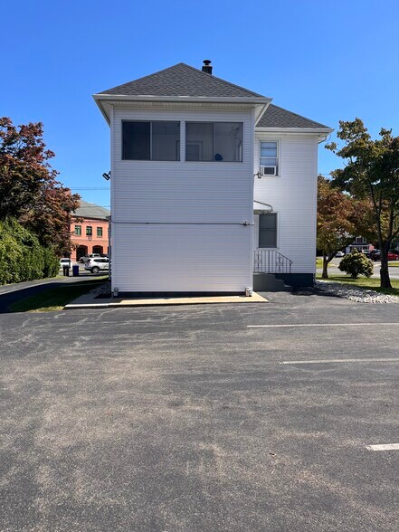 Rear private parking - 48 Church St