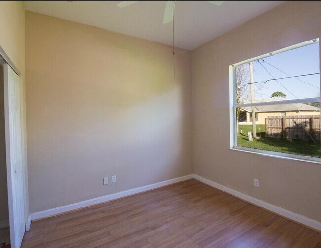 Building Photo - 787 SE Evergreen Terrace