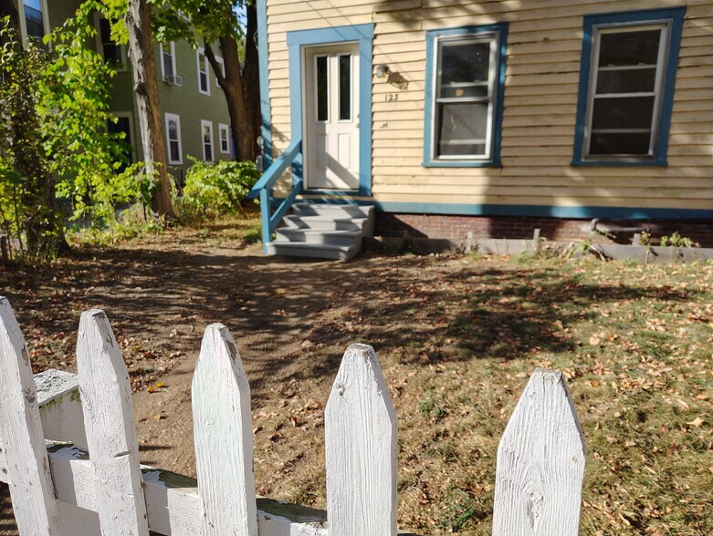 Building Photo - 123 Frost St