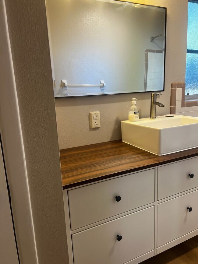 Building Photo - Immediate Availability on Newly Updated 2BR/2BA in South Venice