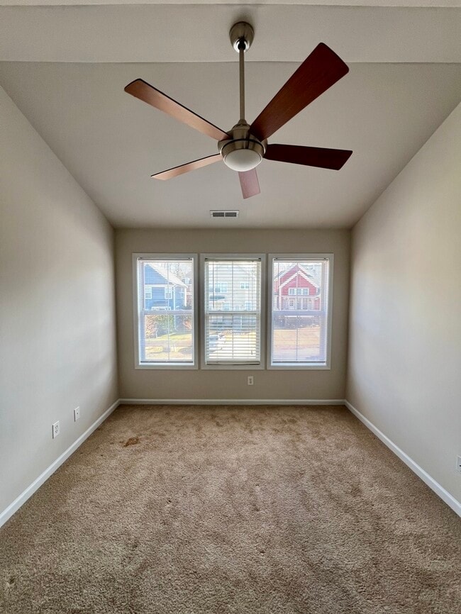 Building Photo - 539 Village Loop