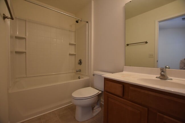 Building Photo - Fantastic 2 bedroom 2 bath end unit townhome