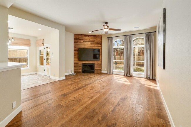 Building Photo - 8216 Fern Bluff Ave