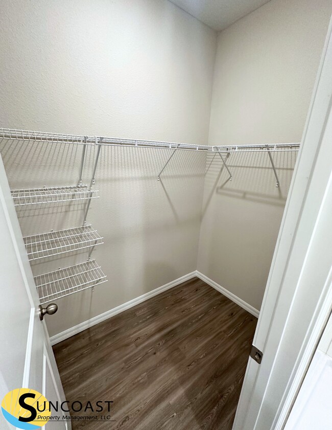 Building Photo - Elegant 4 Bedroom Off Collins!