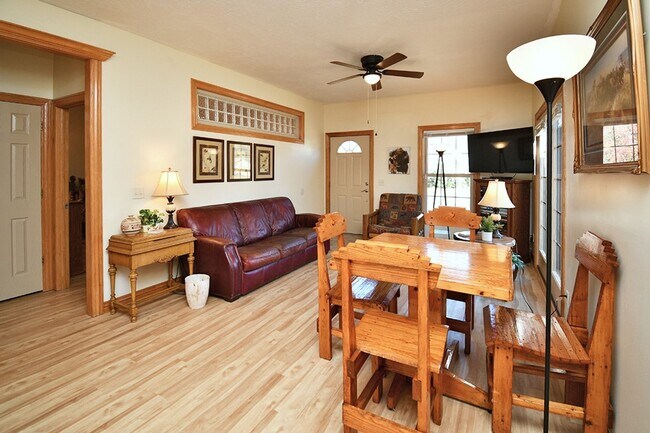 Building Photo - 2 Blocks from MERCY HOSPITAL! FULLY FURNIS...