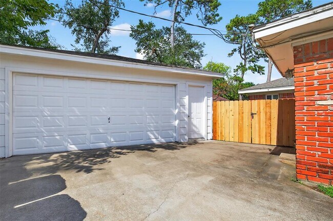 Building Photo - 10218 Oak Point Dr