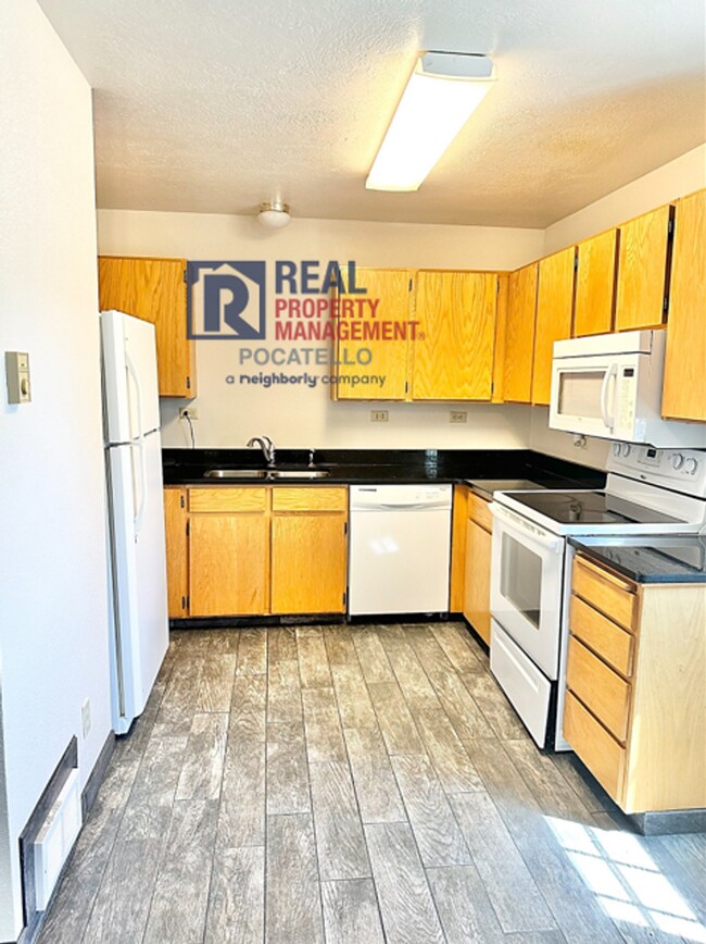 Building Photo - 1215 Cottage Ave