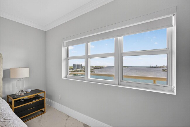 Building Photo - 2650 Lake Shore Dr