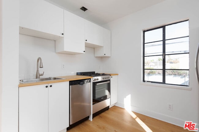 Building Photo - 822 N Detroit St