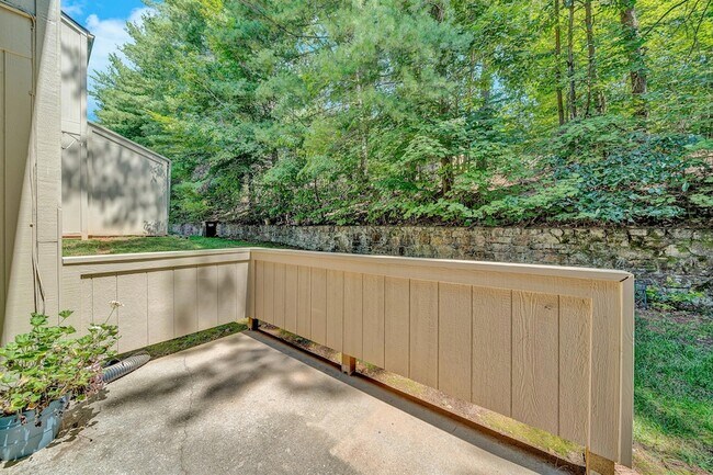 Building Photo - 7007 Oak Ct