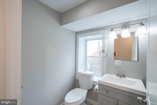 Building Photo - 2825 W Girard Ave