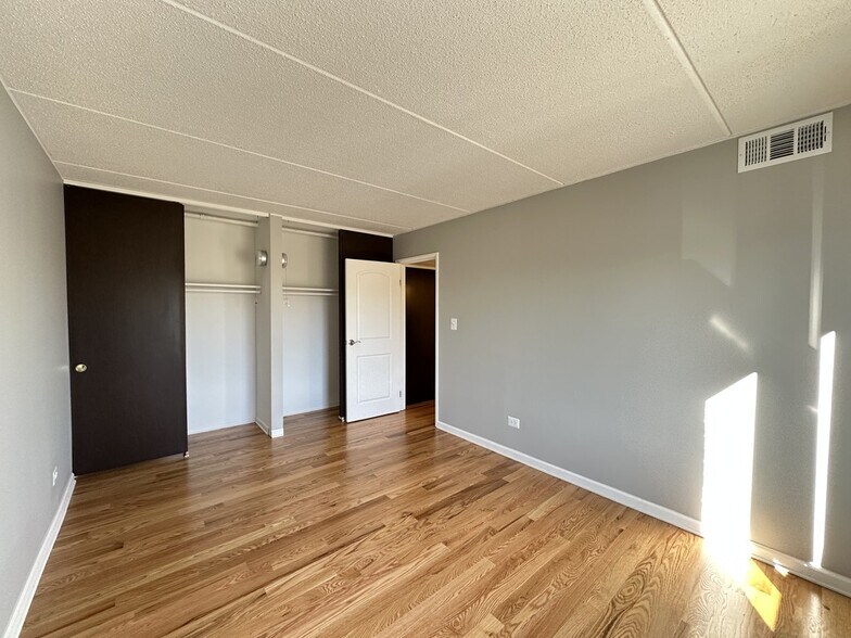 Building Photo - 525 N Quentin Rd