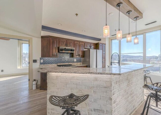 Building Photo - Fabulous ENTIRE 5th Floor DOWNTOWN 4/3.5 L...
