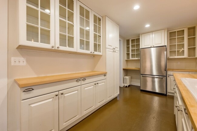 Building Photo - Classic Chevy Chase Charm in NW DC Availab...
