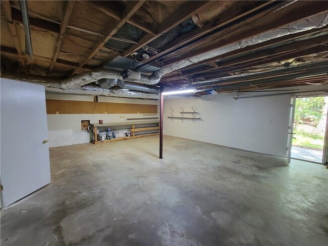 Building Photo - 205 Watkins Glen Dr NE