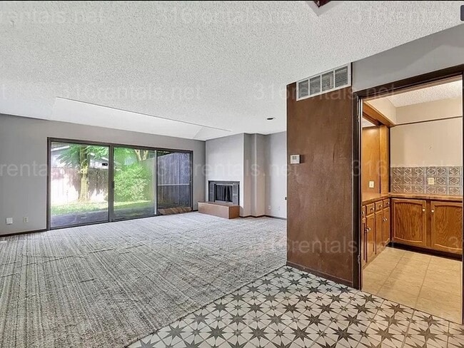 Building Photo - $1545 - 2 bed 2 bath - Duplex located in R...