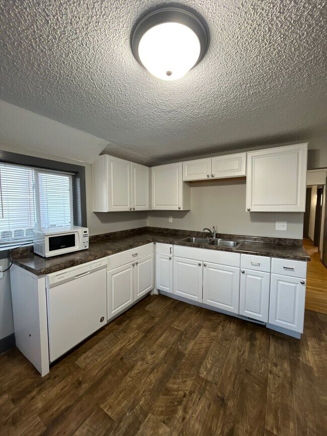 Building Photo - Conveniently located 2-bedroom, 1-bathroom...