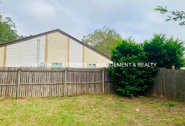 Building Photo - 2 Bed/2 Bath Single Story Townhome with At...