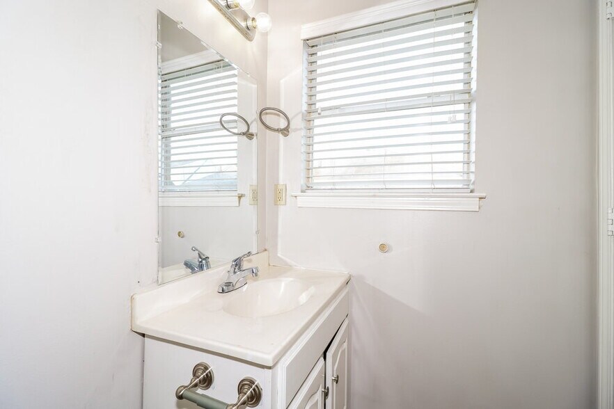 Building Photo - 5980 Wagon Hill Rd W