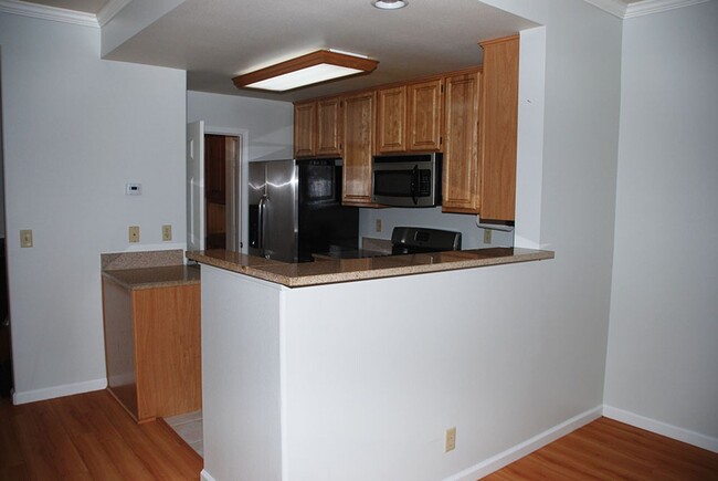 Building Photo - 1 bedroom townhouse in Tanamera