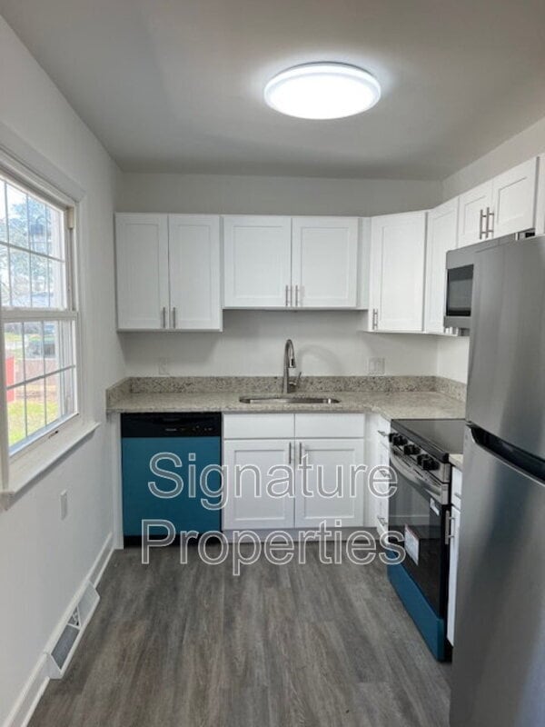 Building Photo - 211 Deerfield Dr