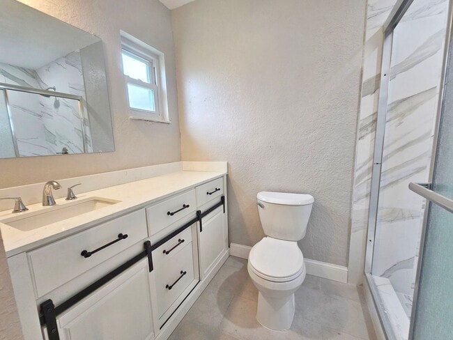 Building Photo - 3 Bedroom 2 Bath in Riveria Bay of St. Pete