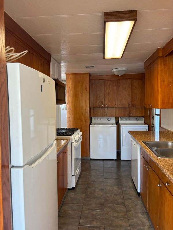 Building Photo - 435 E Gardena Blvd