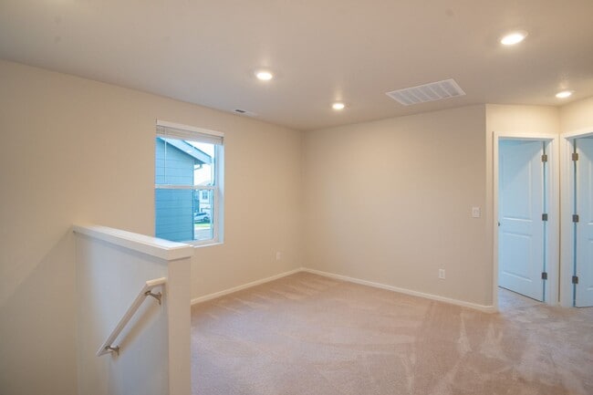 Building Photo - Beautiful newer construction 4 bed, 2.5 ba...