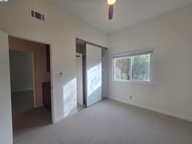 Building Photo - 6084 Vía de los Cerros