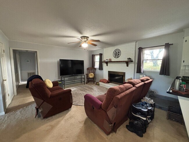 Building Photo - The Perfect Family Home!!!