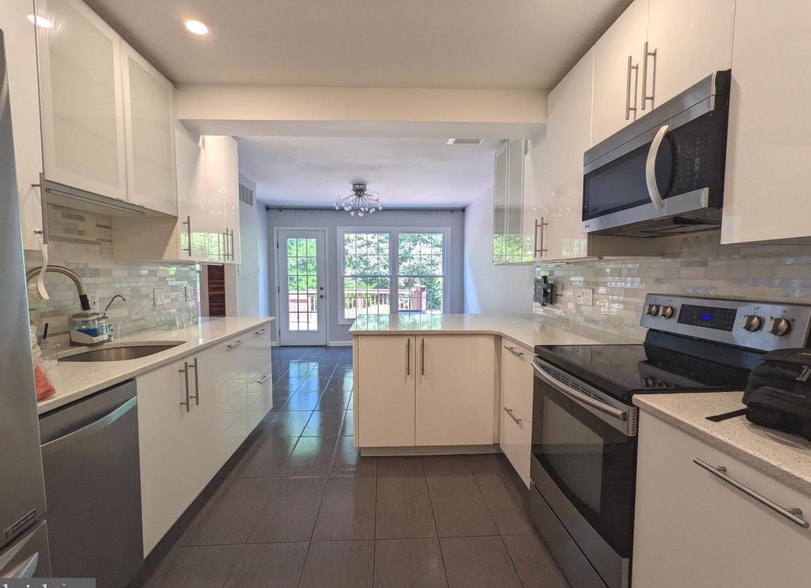 Primary Photo - 3 Kaylin Cor