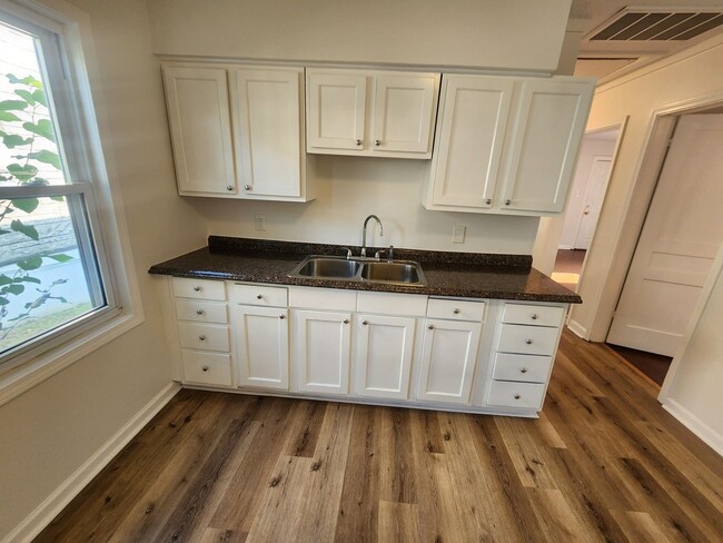 Building Photo - Bright adorable home with lots of updates ...