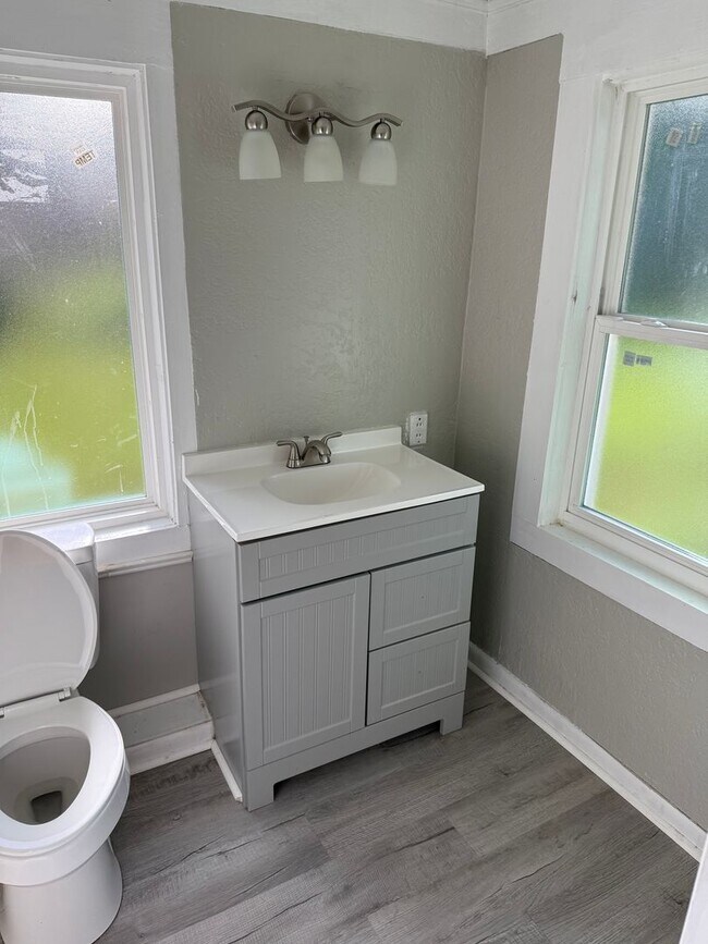 Building Photo - Newly Renovated 2.2 with Den - view of can...