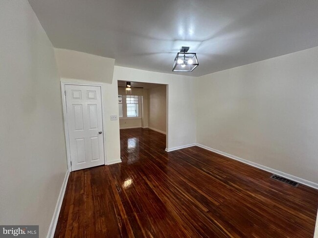 Building Photo - 254 W Sheldon St