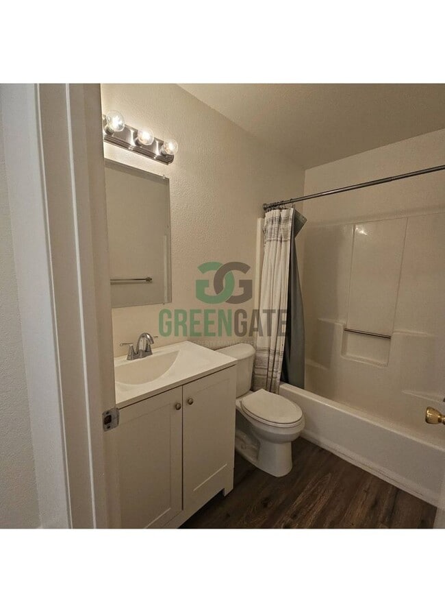 Building Photo - Beautiful 3 BEDROOM 2.5 BATH HOME IN MODES...